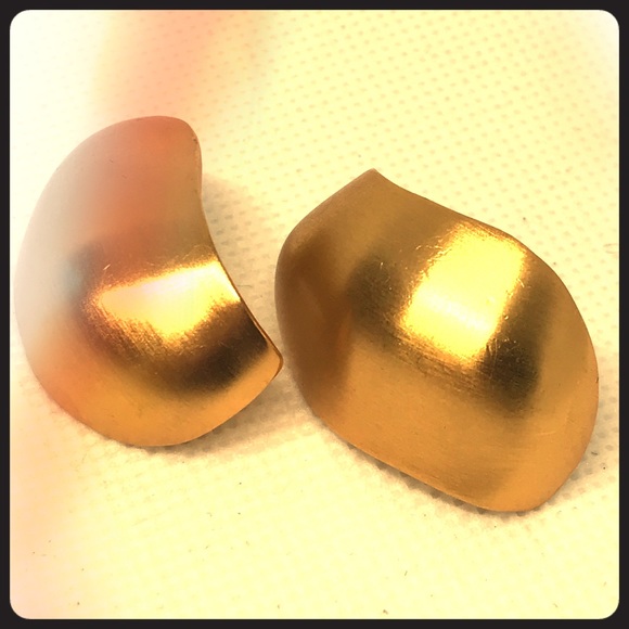 BOGO Jewelry, Vintage Gold Pierced Earrings. - Picture 2 of 4